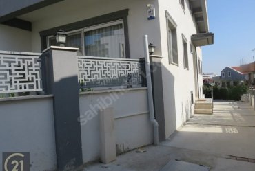 URLA MERKEZ GÜVENLİKLİ OTOPARKLI SİTEDE 1+1 EŞYALI KİRALIK DAİRE