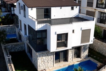 Urla Kalabak'ta Satılık Deniz Manzaralı Muhteşem Villa